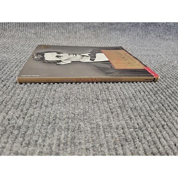 LINCOLN by Russell Freedman, Newbery Award 1988,‎ 1st Edition 3rd Printing, HCDJ - Picture 3 of 10